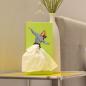 Preview: eine hellgrüne Tissue Design Taschentuchbox von Spextrum steht auf einem kleinen Glas-Beistelltisch im Wohnraum