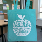 Preview: Stofftasche „I am a Teacher – What is your Superpower?“ in türkis , aus Baumwolle, Geschenk für Lehrer*innen