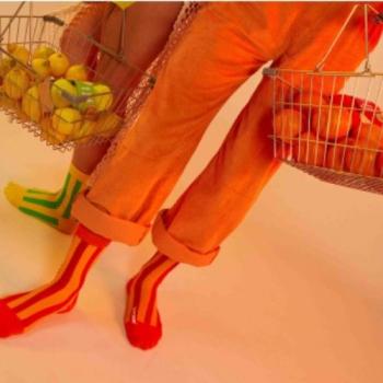 Preview: Originelle Verpackung der Juicy Oranges Socken im Obst-Netz-Look