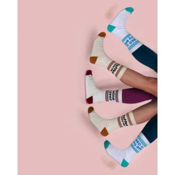 Preview: Hochgezogene Pegada Statement-Socken getragen zu Sportschuhen beim Fitnesstraining.