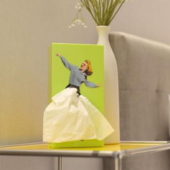 Preview: eine hellgrüne Tissue Design Taschentuchbox von Spextrum steht auf einem kleinen Glas-Beistelltisch im Wohnraum