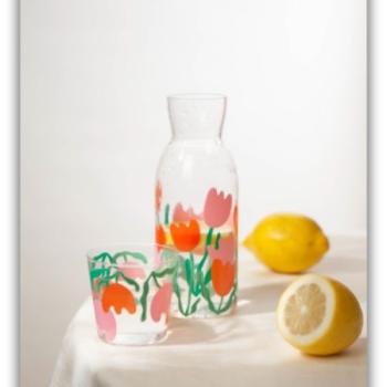 Preview: Karaffe mit umgedrehtem Glas als Deckel im Tulpen-Design