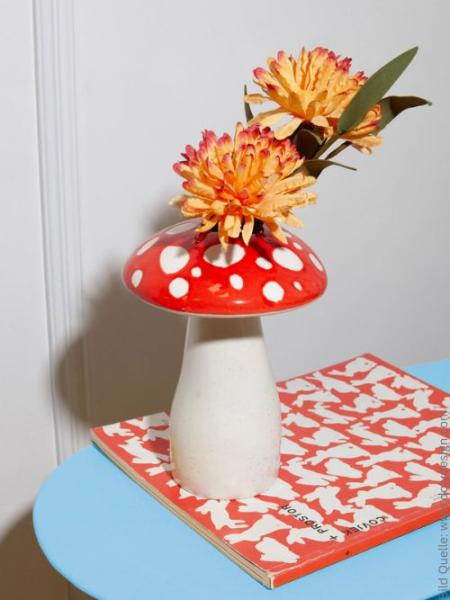 Moderne Tischdeko im Cottagecore-Stil mit der Amanita Pilz-Vase und bunten Blumen.