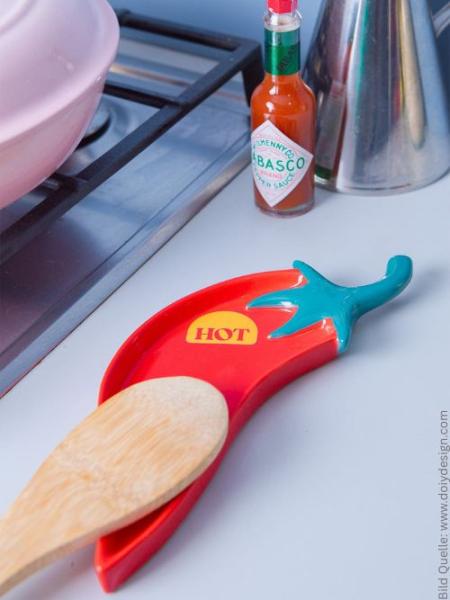 Nahaufnahme der glasierten Oberfläche der Chili-Schote Löffelablage.