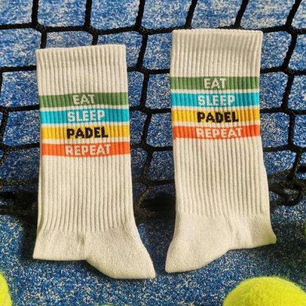 Padel Spieler trägt Eat Sleep Padel Repeat Socken beim Training auf dem Court