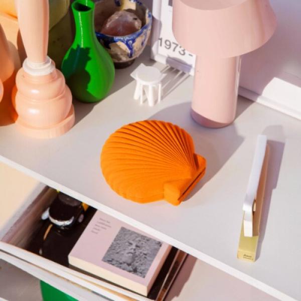 samtig orangefarbene schmuckaufbewahrung im Muscheldesign