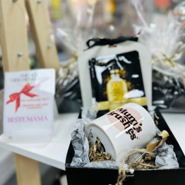 Handverpackte Self-Care Muttertagsbox – mit Mum's Brushes Becher, Hyaluronic Acid Gesichtsmaske und It's Me Time Badesalz
