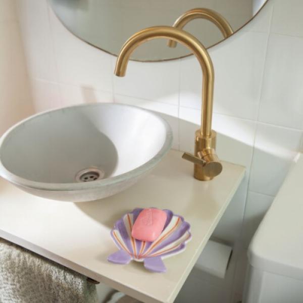 Keramik Muschelschale als Seifenschale im Badezimmer mit Meeresfeeling-Ästhetik