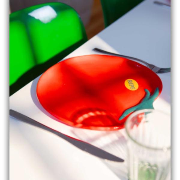roter Design Servierteller als farbenfrohes Tisch-Highlight